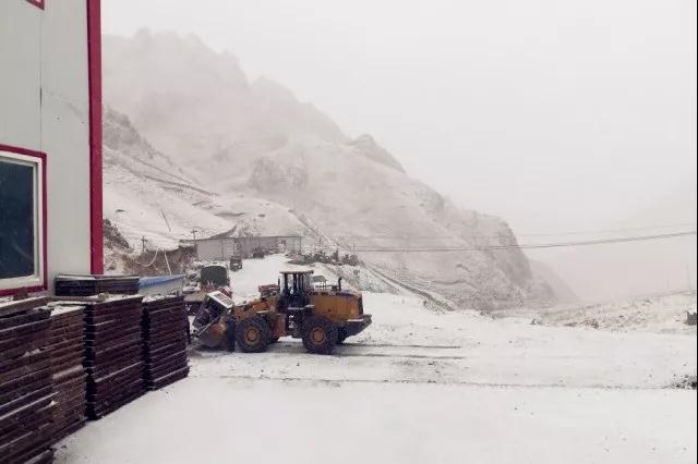人間四月芳菲盡，山中春雪還復來