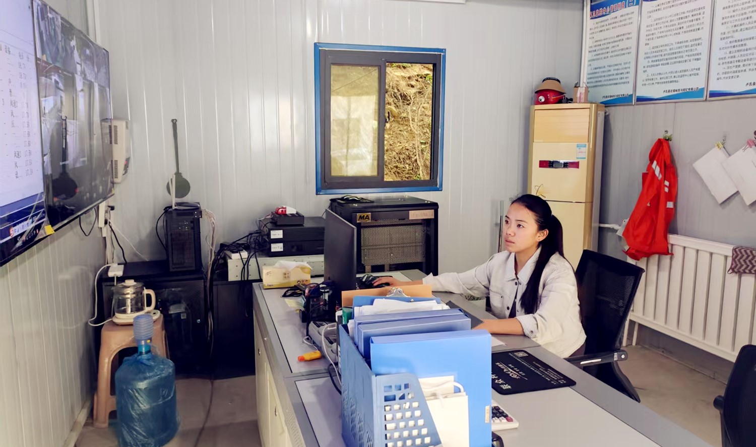 堅(jiān)守安全防線(xiàn)，綻放巾幗風(fēng)采｜記西溝鐵礦安全監(jiān)控員黃春玲